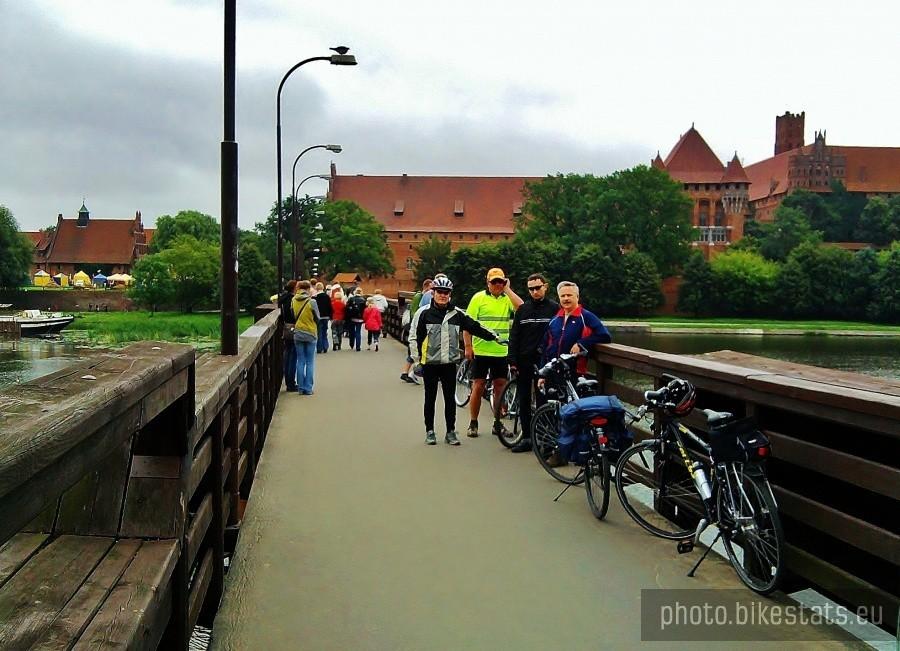 Most przez Nogat-prowadzi do zamku w Malborku.