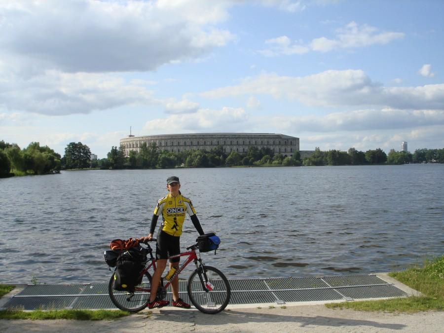 Mateusz na tle kongresshalle