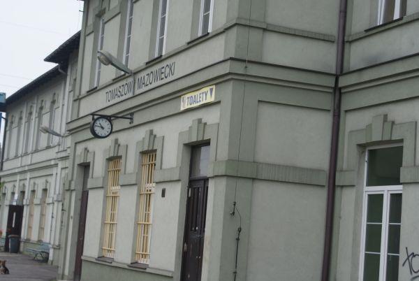 Budynek PKP, niedawno zlikwidowano kasy i teraz bileciki trzeba kupować u konduktora