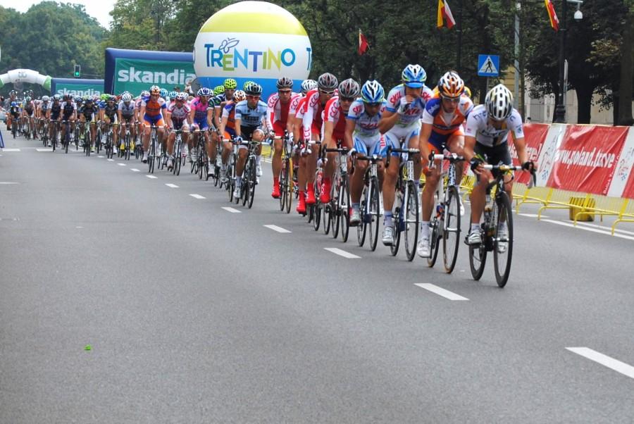 Peleton I etapu TDP 2011 w warszawskich Alejach Ujazdowskich