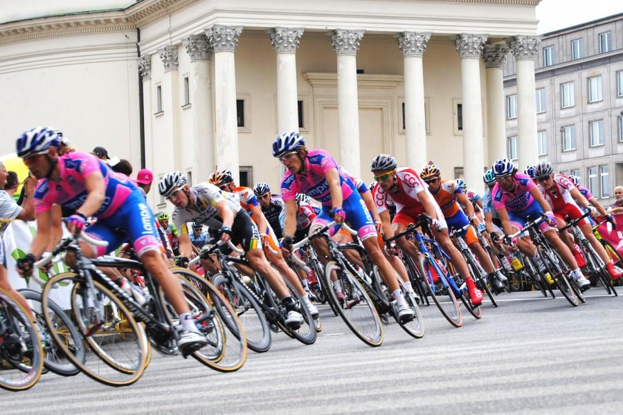 Peleton TdP na zakręcie w ulicę Książęcą
