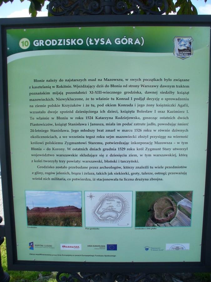 Tablica opisująca grodzisko Łysa Góra w Błoniu