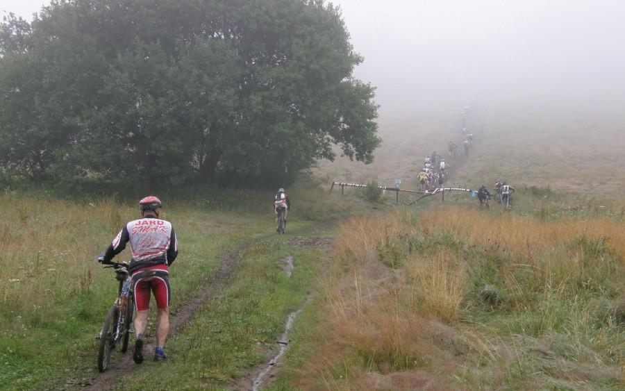 Ciężki podjazd prowadzący do strefy górskich mgieł ...