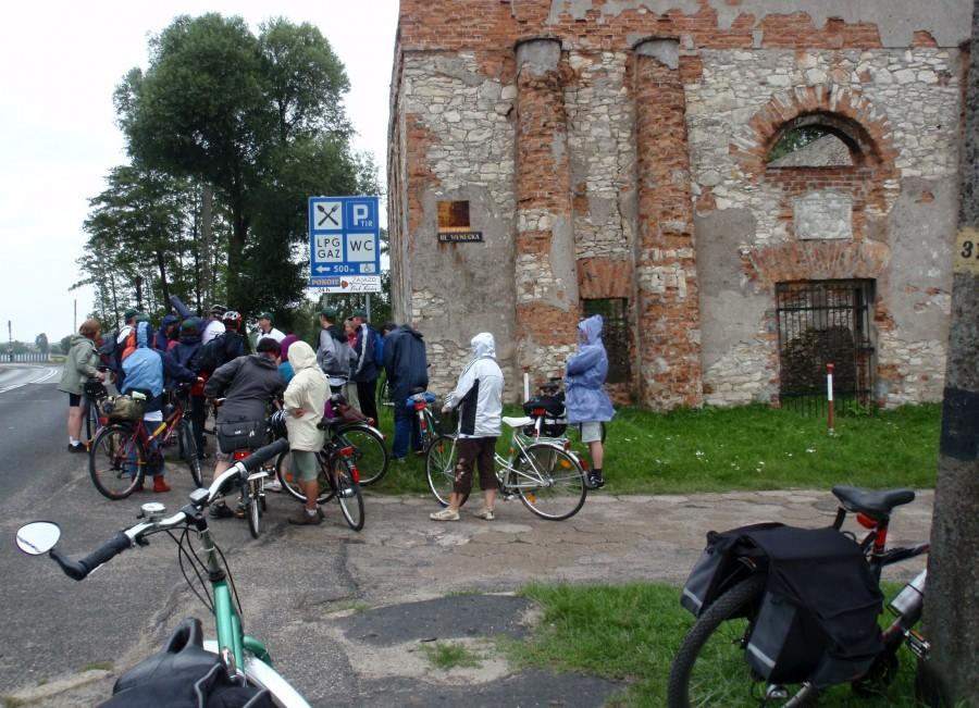W Krzepicach pod synagogą