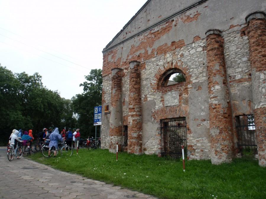 Koło synagogi w Krzepicach. Zakładamy peleryny.