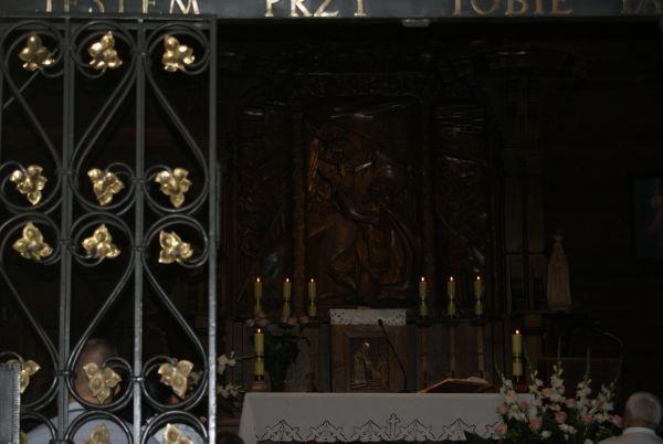 ołtarz główny w kościele w Spale