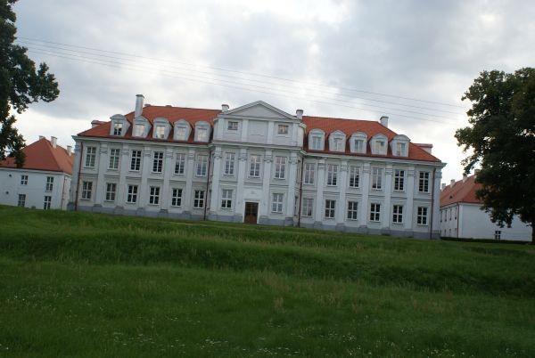 Pałac - część główna od strony terenów zielonych