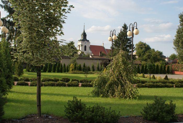 kościół w Wolborzu z placu przed strażą pożarną