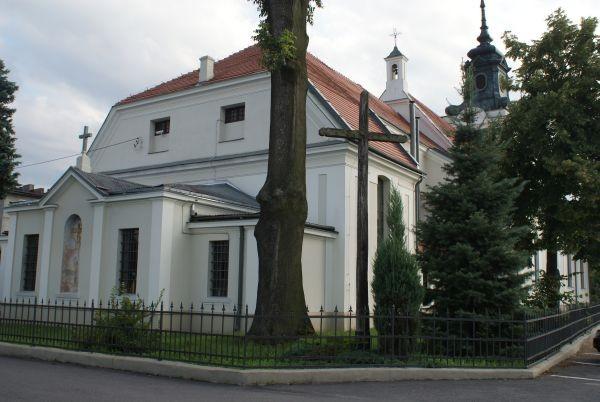 na rynku, kościół z drugiej strony