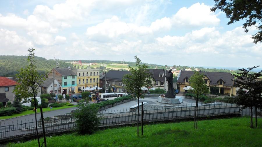 Centrum Św. Anny z widokiem na pomnik Papieża Jana Pawła II
