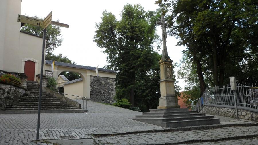 Krzyż między bazyliką, a schodami prowadzącymi m.in. do groty