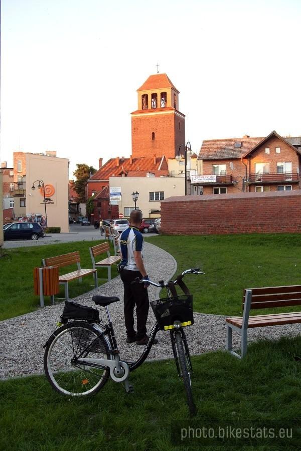 Nowy skwer na ulicy Łaziennej.