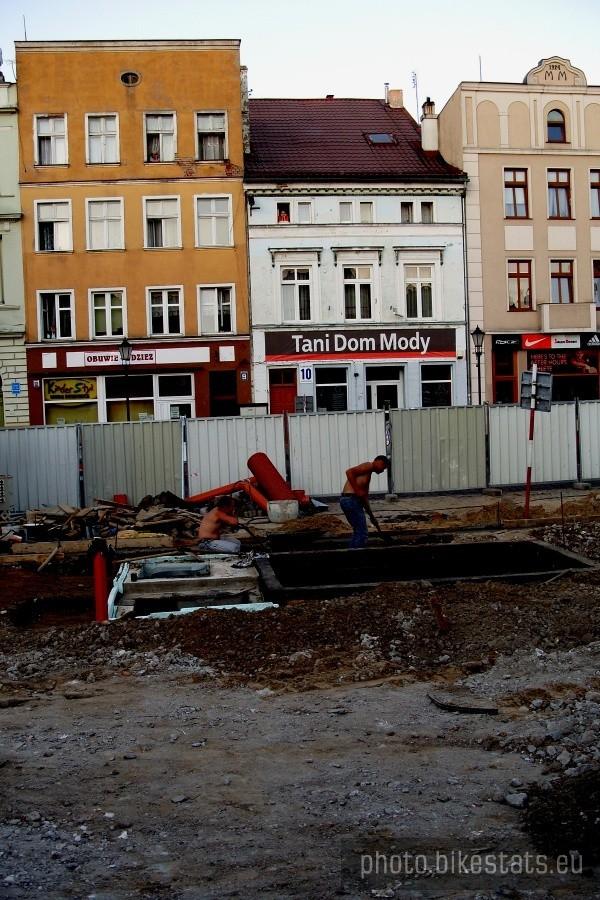 Na Placu Hallera budują fontannę.