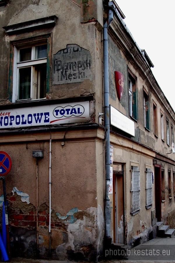 Ten budynek też czeka na remont…- tu chyba kiedyś był fryzjer