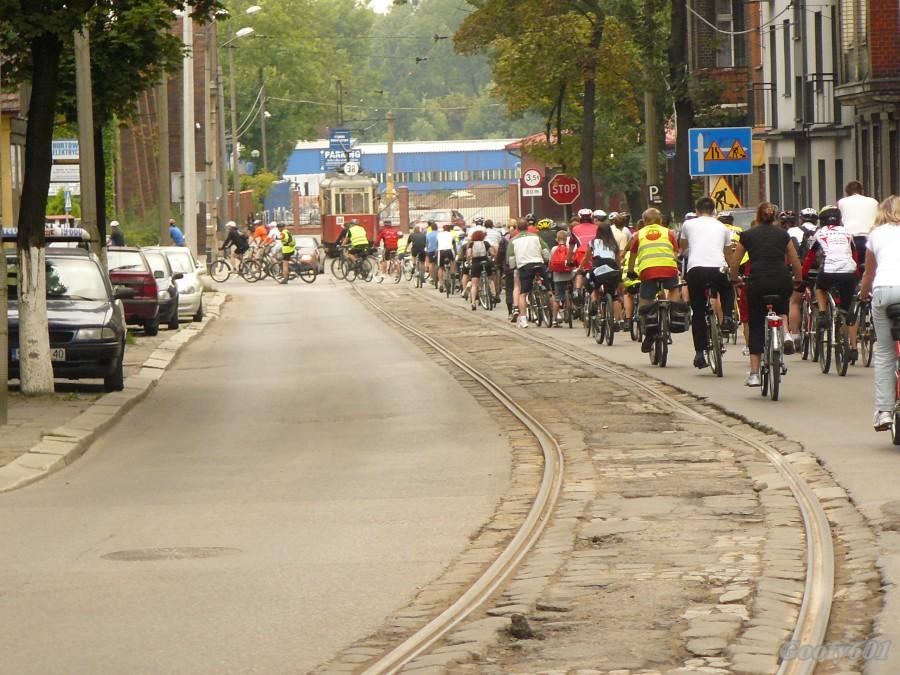 Kolumna przy zabytkowej linii tramwajowej.
