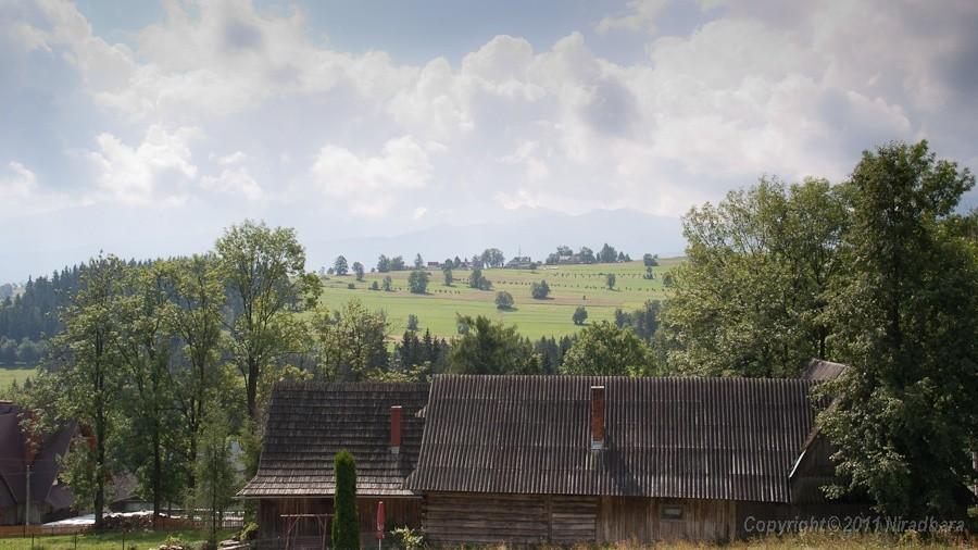 najpierw po lewej wyłaniają się Tatry