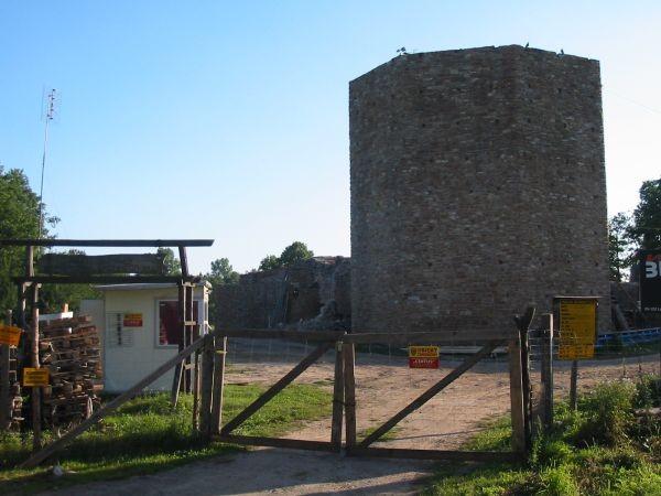 ruiny zamku Kazimierza Wielkiego w Inowłodzu - trwa odbudowa