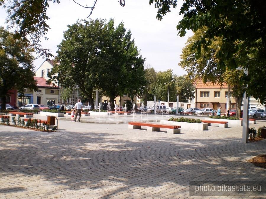 Plac Niezłomnych i fontanna miejska