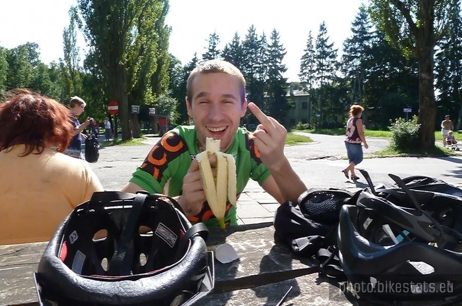 Bardzo uważał, żebym przypadkiem nie ustrzelił mu fotki w momencie konsumpcji banana