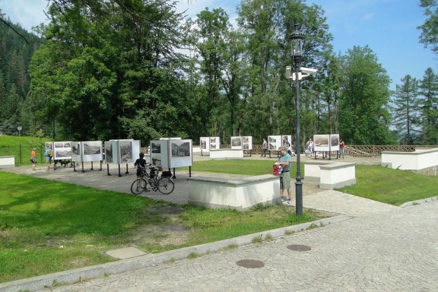 Obrys pałacu zaznaczono murkami