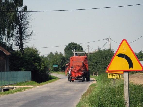 Sprzęt rolniczy na drodze
