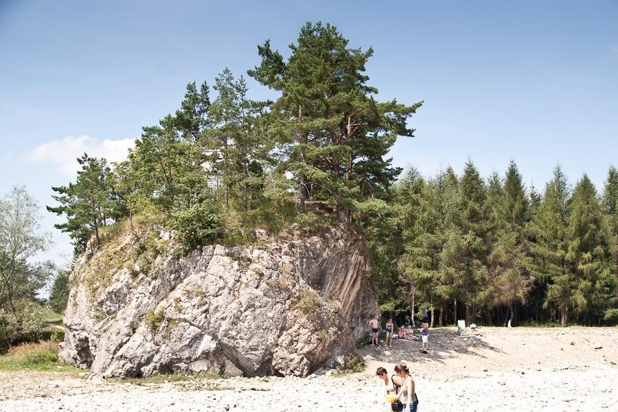 piknik w cieniu skały