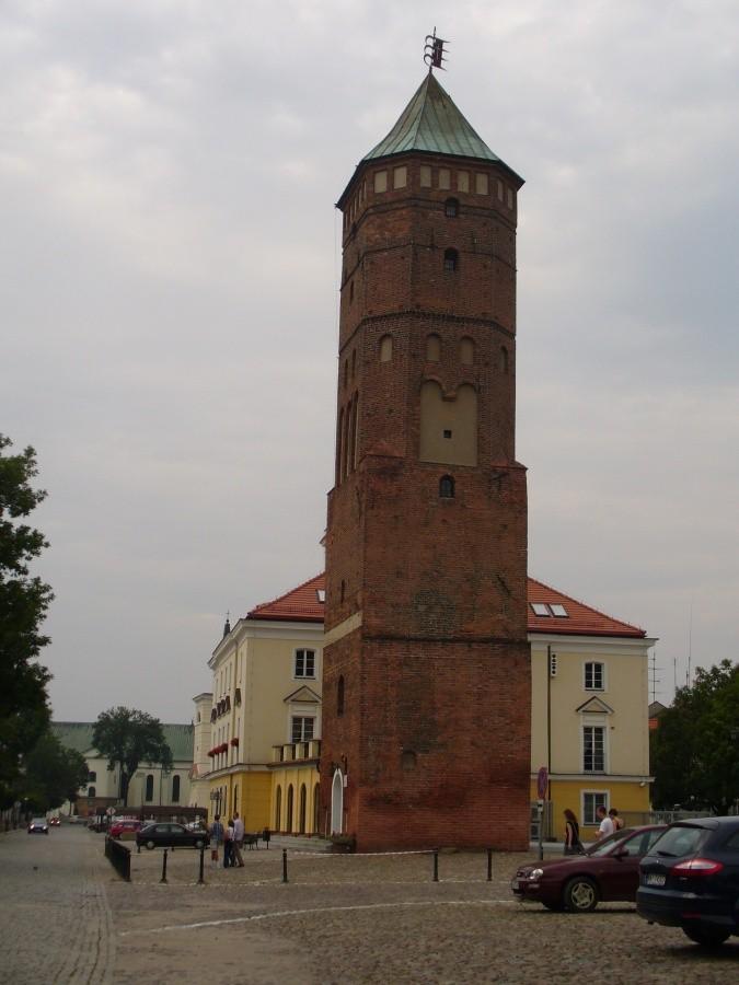 Przekrzywiony kadr z wieżą ratuszową z XVI w