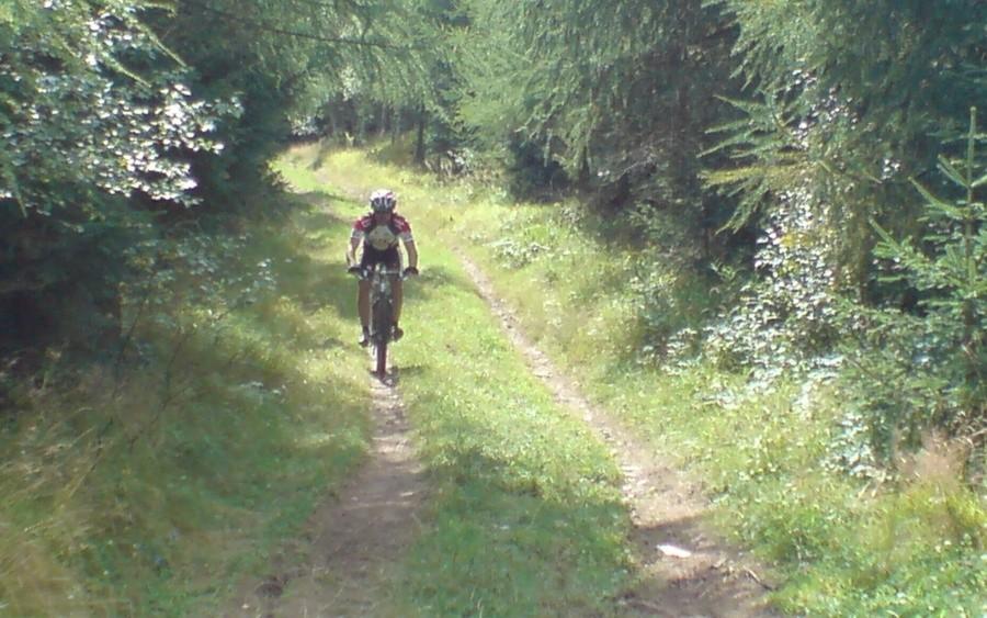 Długi, trochę kamienisty i łagodny ten zjazd