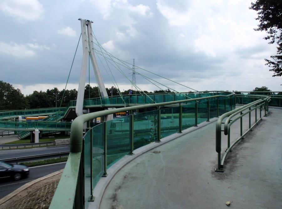 Nowoczesny, funkcjonalny ślimak nad trasą