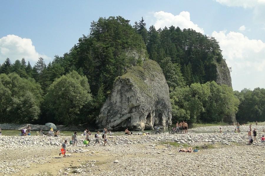 Cały przełom to kilka skałek po obu stronach rzeki