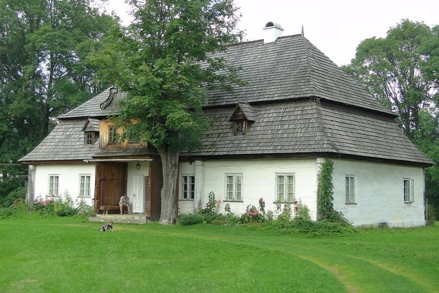 Drugim obiektem jest dworek Tetmajerów w Łopusznaj