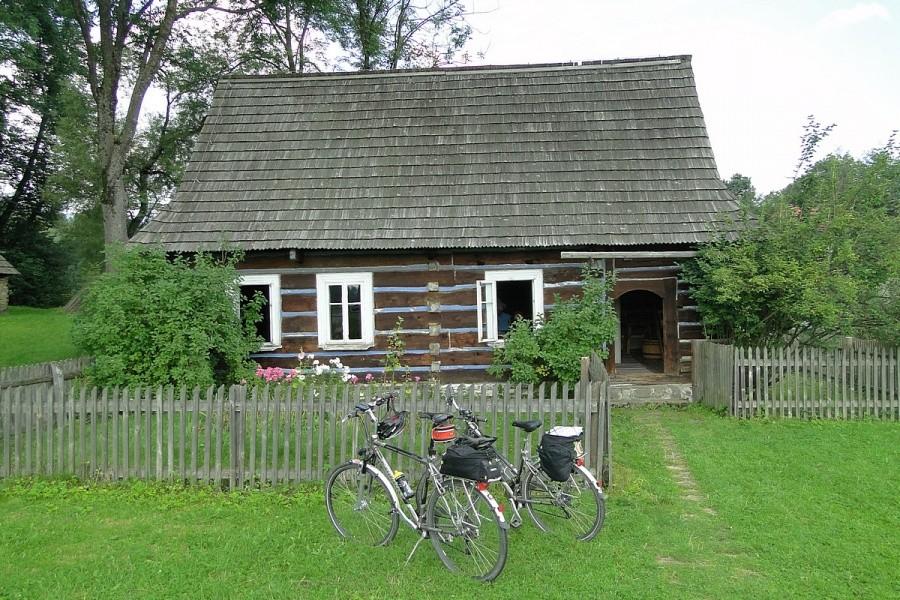 Prowadzimy rowery i zwiedzamy. Chata chłopska