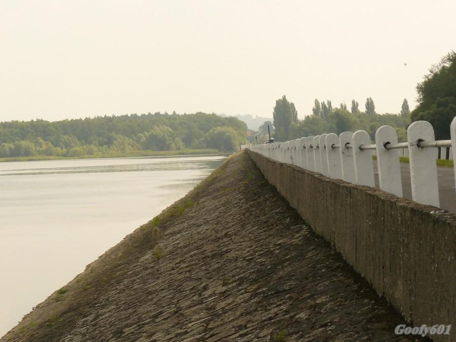 Zapora na świerklanieckim jeziorze.