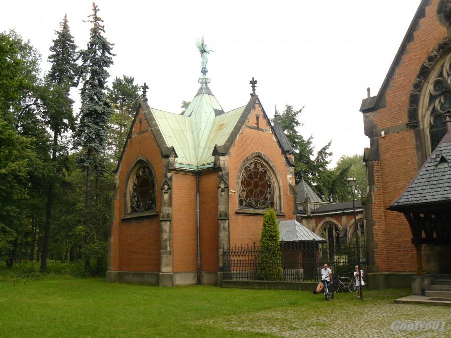 Kościół w parku 2.