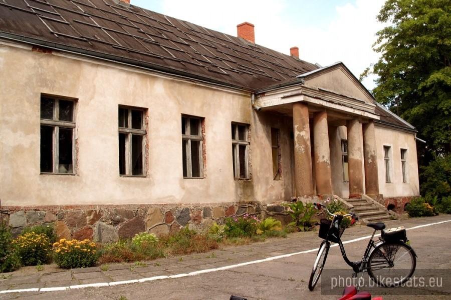 Dwór zbudowany w 1860 roku, dla Hiacynta Jackowskiego. Budynek w stylu empire.