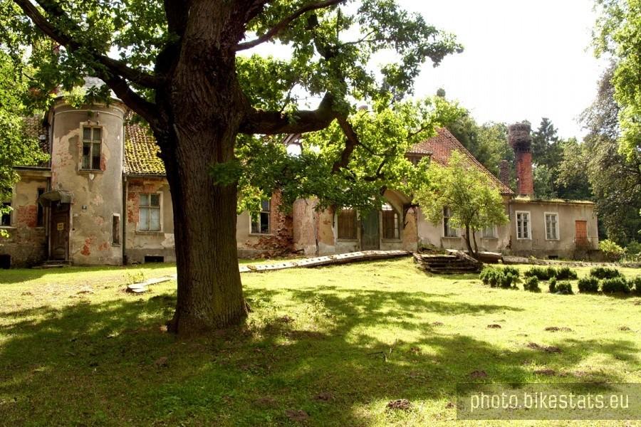 Eklektyczny dwór rodziny Grąbczewskich (k. XIX w.) w Owidzu.