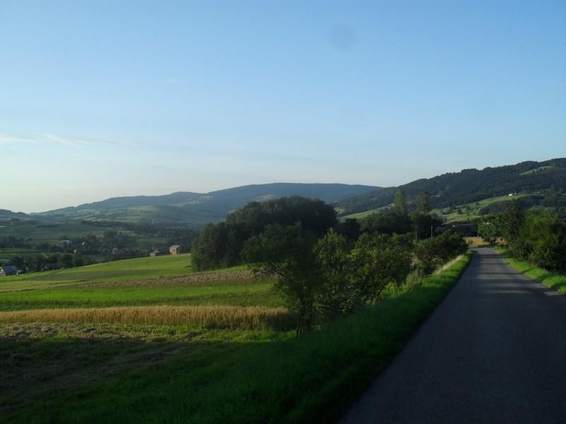 Podjazd od Ropy, w tle Maślana Góra