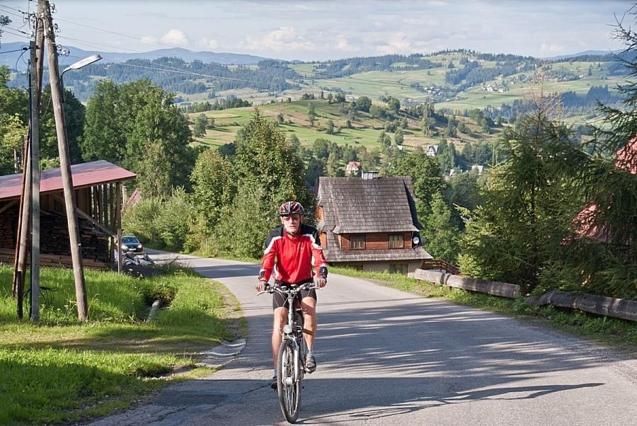 Z Jurgowa wybieramy drogę na Brzegi. Jest to masakryczny i długi podjazd