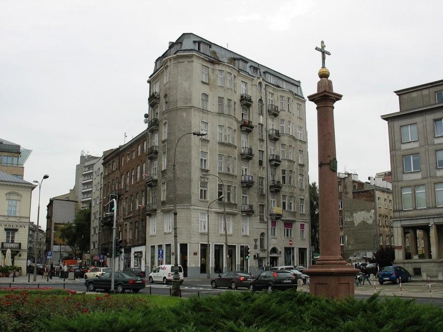 Kamienica Sukertów i krzyż z Placu Trzech Krzyży