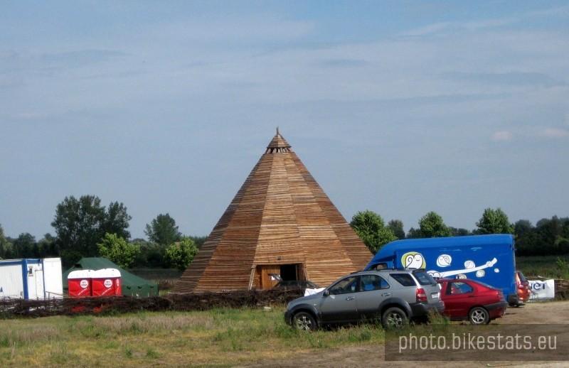 Ciekawy, drewniany wigwam w Imiołkach.
