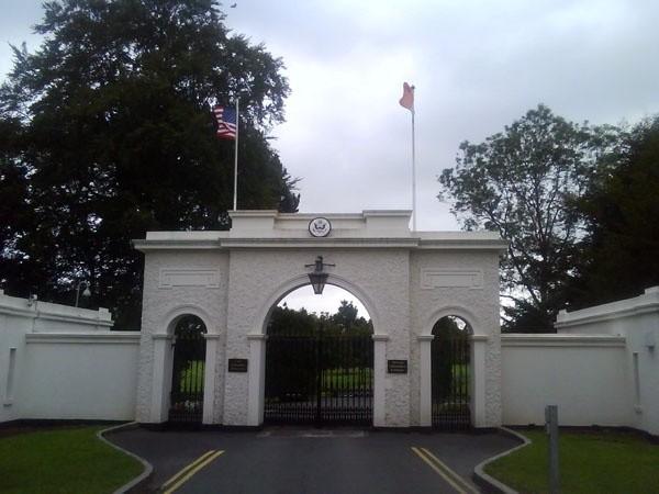 Brama do Ambasady USA znajdującej się na terenie Parku
