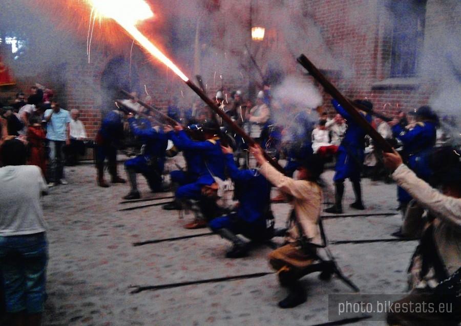 Inscenizacja walki na placu placu zamkowym-Gniew.