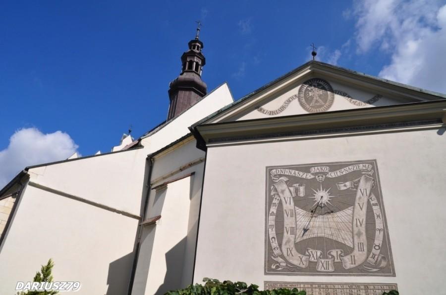 Jędrzejów - Zegar słoneczny na fasadzie kościoła św. Trójcy