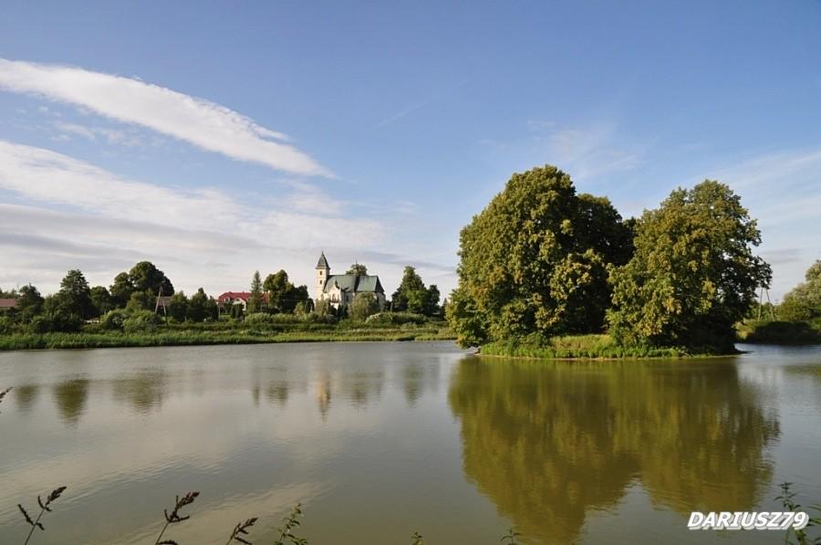 Sancygniów - Staw a w tle Kościół św. Piotra i Pawła