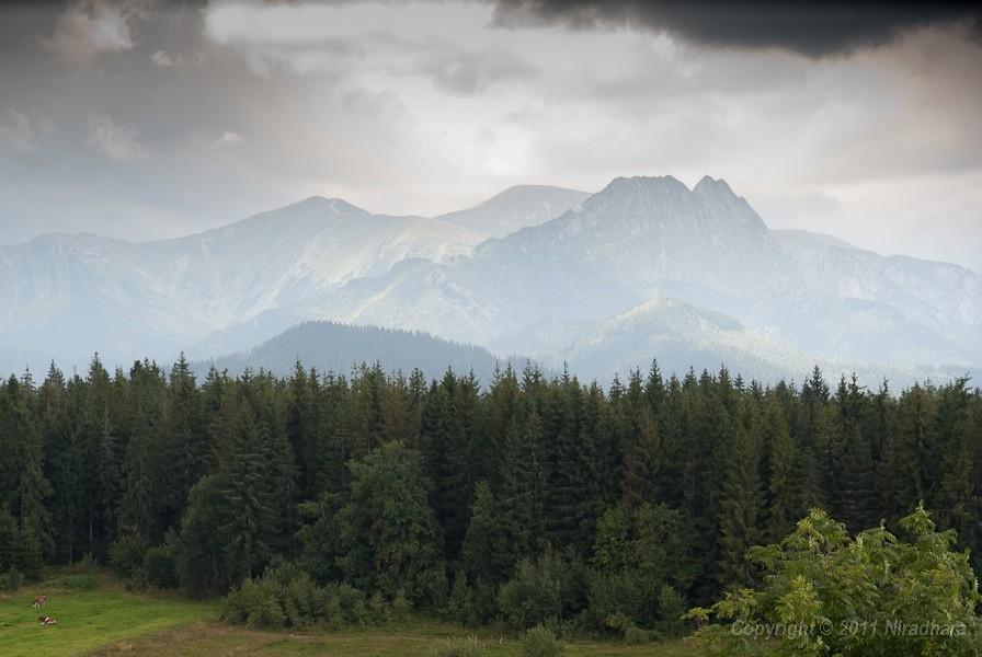 najpierw czarna chmura pojawia się nad Giewontem