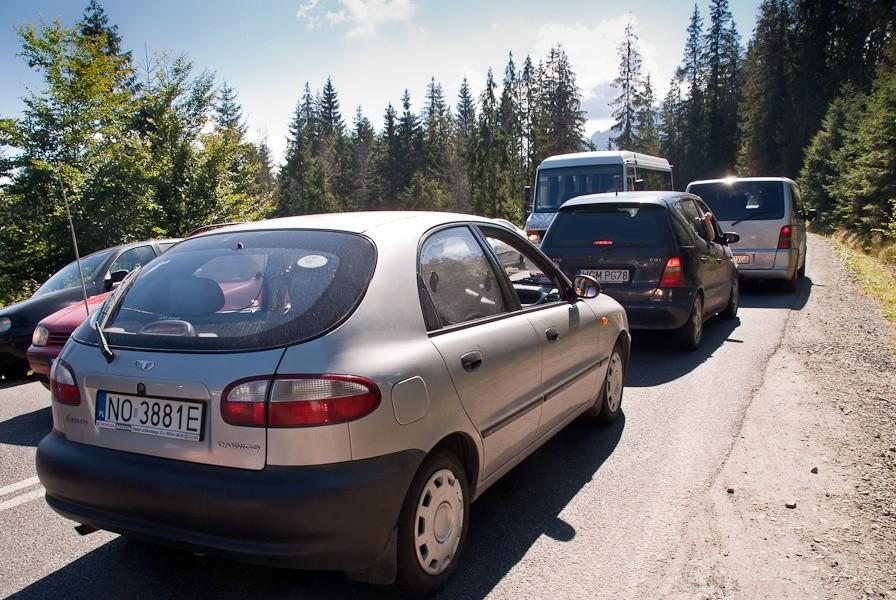 cuchnący spalinami korek zaczyna się 15 km przed Morskim Okiem