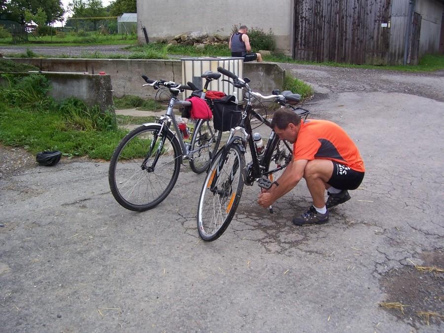 przygotowanie rowerów do wyprawy