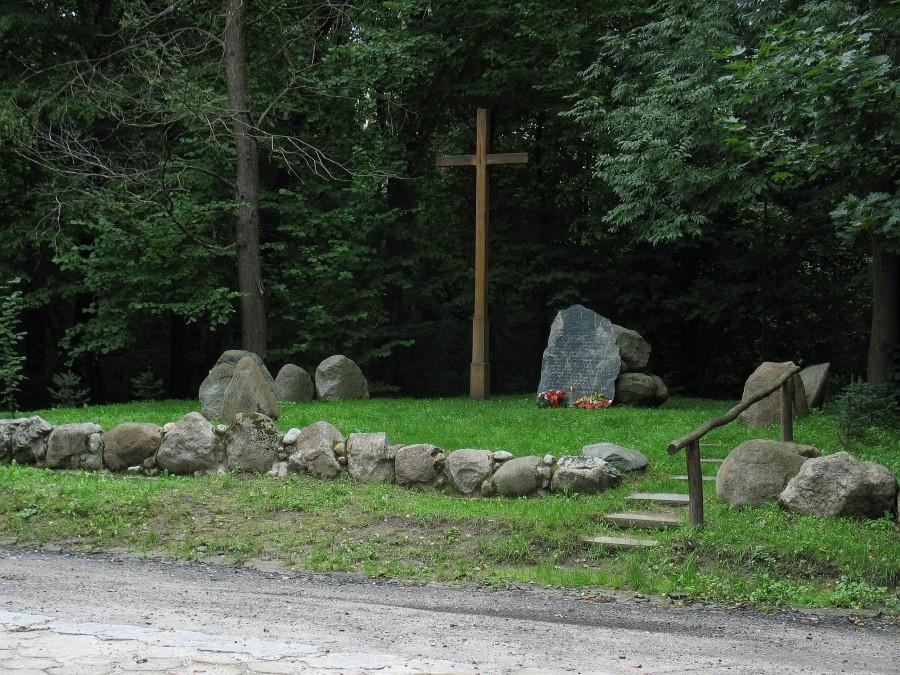 Kamień upamiętniający walkę pod Gajówką w Zimnych Dołach