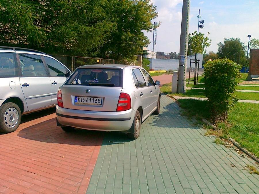 Parkowanie na ścieżce rowerowej.