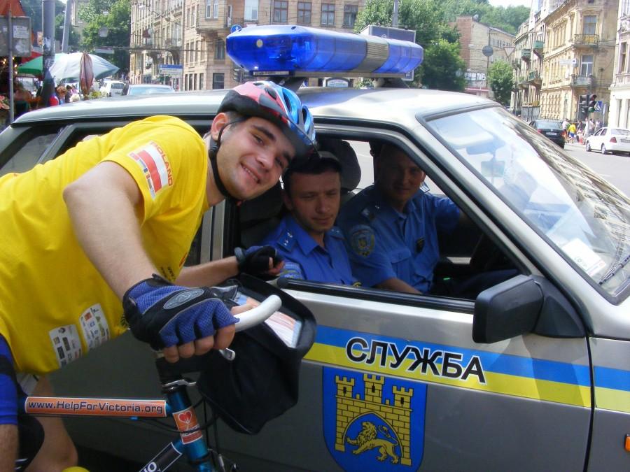 Panowie Policjanci którzy nas wyprowadzili na odpowiednią drogę